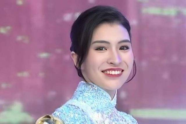 的她, AA, 所以外界很