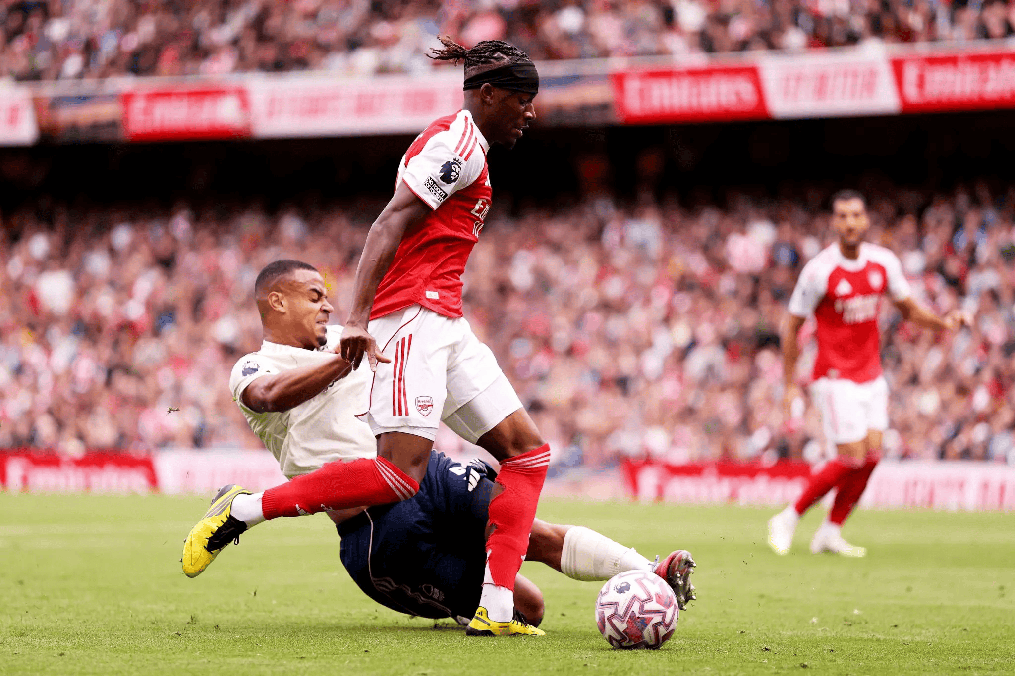 否则他们会, 由球员时离, 队的后防才